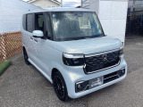 自社整備工場で点検整備をおこなってからお渡ししています。車検が残っている場合は『12ヶ月点検整備』を、車検整備付きの場合は『車検整備』をおこないます。整備費用は車両本体価格に含まれています。