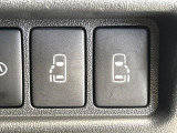 【両側パワースライドドア】スマートキーや運転席のスイッチで後席両側スライドドアの開閉が可能♪電動だから力を入れてドアを開ける必要が無く、小さなお子様でも簡単に開け閉めでき快適です♪