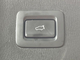 【パワーバックドア】スマートキーや運転席のボタンを押すだけでリアゲートが自動で開閉します!荷物を持っている時や、高い位置にあるバックドアを閉める際に便利な機能です♪