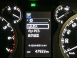 【レーンディパーチャーアラート】道路上の白線(黄線)をカメラで認識し、ドライバーがウインカー操作を行わずに車線を逸脱する可能性がある場合、ブザーとディスプレイ表示により注意を喚起サポートします。