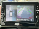 アラウンドビューモニターです。上空からお車の周りを見る感覚で表示されますので、車庫入れも簡単