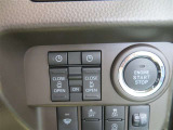 便利な両側パワースライドドア。降車時に運転席のスイッチを押して予約すれば、電子キーを持って近づくだけでドアが自動で開く「ウェルカムオープン機能」も使用できます!
