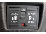 乗り降りラクラクな両側パワースライドドアが装備されてます。運転席からもリモート操作が可能です。外からはリモコンキーで開閉することができます。巻き込み防止機能もありますので安心です。