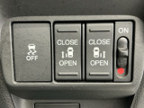 車がカーブの外側へ膨らんだり内側へ巻き込んだりする挙動を防止する横滑り防止装置、狭い所でも乗り降り楽々な両側電動スライドドアです!簡単にドアの開閉が出来る為、荷物で手が塞がった時なども大変便利です!