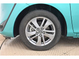 【ホイールカバー】純正なので車に似合うデザインになっていますね。スタッドレスタイヤもご相談下さい。