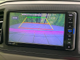 【バックカメラ】駐車時に後方がリアルタイム映像で確認できます。大型商業施設や立体駐車場での駐車時や、夜間のバック時に大活躍!運転スキルに関わらず、今や必須となった装備のひとつです!