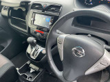 セレナは運転席周りの小物入れも充実