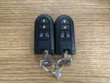 【スマートキー】 スマートキーを携帯していれば、ドアハンドルのボタンを押してロックの解除ができ、パワースライドドアもワンタッチで開閉できます。