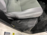 痛みの出やすい運転席シートの角、フロアマット、座面、ともに良好です