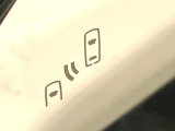 【ブラインドスポットモニター】走行中、ドアミラーの死角になりやすい箇所に後続車が接近するとサイドミラーのレンズに警告を表示!ドライバーに注意喚起をしてくれます。