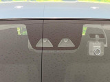 【スマートアシスト】走行中に前方の車両等を認識し、衝突しそうな時は警報とブレーキで衝突回避と被害軽減をアシスト。より安全にドライブをお楽しみいただけます。
