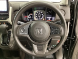 ハンドルにHondaセンシング系のクルーズコントロールやレーンキープアシストなどのスイッチと、オーディオの操作スイッチが装備されています。ハンドルから手を離さず安全に操作できます。