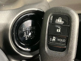 【Hondaスマートキー】カバンやポケットに入れたままでもドアの施錠・解錠が可能なスマートキーを装備。エンジンのオン・オフ時もカギを取り出す必要が無いからとっても便利です♪
