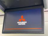 【後席モニター】家族や友人とお出かけする機会が多い方に大人気の後席モニターを装備!見やすい位置に画面がありテレビやDVDの視聴も快適!友達もお子様も、後席にしか乗らなくなるかも??