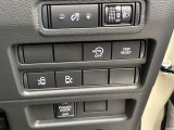 運転席右下の操作しやすい位置に各種設定ボタンがあります