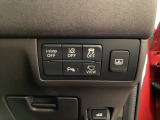 各種機能の切替スイッチは運転席パネル下に集約されています。任意で切り替え可能なため状況に合わせてお使いください。