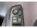 鍵の施錠開錠に合わせてドアミラーが開閉するオート格納機能付きのドアミラー。少し離れた場所からでも見た目で鍵の閉め忘れの確認が出来る便利な機能です。