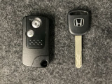 キーレスエントリー付きです。ドアの開け閉めの際に、ボタン操作でキーの差し込み不要です。通常のキーもスペアとして用意しております。