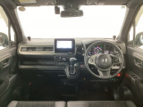 【前方視界】開放的な前方視界!運転がしやすく疲れにくいです♪窓が大きく、見通しがとっても良いおクルマですよ♪