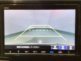 【バックカメラ】運転が苦手な方も車庫入れラクラクです!ギアをリバースに入れれば自動的に切り換わりますので、面倒な操作は不要です♪狭い駐車場もお車を傷つけず安心ですね!