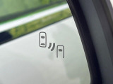 【ブラインドスポットモニター】走行中、ドアミラーの死角になりやすい箇所に後続車が接近するとサイドミラーのレンズに警告を表示!ドライバーに注意喚起をしてくれます。