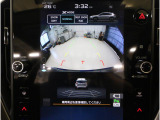 後方映像を11.6インチディスプレイに表示し、ステアリング連動ガイドラインが駐車をサポート。さらに後退時はリヤ4センサーが障害物を検知し、必要に応じてブレーキが作動します。