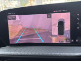 ●サラウンドビューカメラ『車両の4つのカメラから得た映像を合成し、上空から眺めているような映像をモニターに映し出します。車両周辺の歩行者や障害物などの発見に役立ちます。』