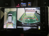 パノラミックビューモニター搭載。カメラで車両周囲の状況を映し出すため、狭い場所での駐車などに役立ちます。