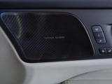 2人分のシートポジションとミラーの角度を記憶するメモリー機能スイッチ。ご主人、奥様などのポジションを記憶してくれるので、とても便利です。そして、ハーマンカードンのスピーカーが付きます。