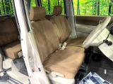 運転席まわりには十分なスペースがあり、大柄な方でもゆったり運転していただける環境です。