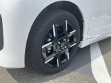 純正のアルミホイールは、見た目だけでなく耐久性や安定性にも優れてデザインもくるまに合わせた質感の高いホイールです☆