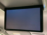 【フリップダウンモニター】大画面モニターで後席でもエンタメをお楽しみいただけます。小さなお子様にも大人気の装備です♪