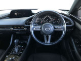 【運転席インテリアデザイン】左右対称のインテリアデザインでドライバーを包み込み運転に集中できるように設計されています。