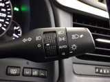 【オートライト】車外の明るさに応じて、自動的にライトの点灯・消灯をしてくれます。