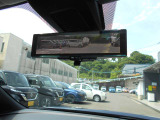 スマートミラーです。後席に人がいたり荷物が山積みでも大丈夫。後の視界はカメラの映像で見れますよ。