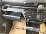 インストセンタースライドトレイ(カップホルダー付)・インストスライドボックス・グローボックスなど収納も充実。