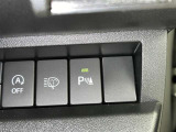 コーナーセンサーを車の前後に装備。障害物までの距離に応じて警告音を変えてお知らせ。縦列駐車時や駐車場・車庫などでの取り回しをサポートします。詳細は販売店スタッフまでおたずねください。