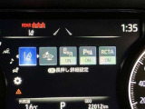 【ブラインドスポットモニター】後側方から接近する車両を検知。 衝突の危険があると判断した場合、ドアミラー表示や警報音でドライバーに注意を促します。