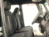 広い足元に肘掛けもついたゆったり座れるシートです。運転席と助手席の間が空いているため、助手席側への移動がスムーズです。交通量の多い道でも、助手席側から乗り降りができます。