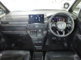 握りやすいハンドルには、オーディオコントロールとクルーズコントロールスイッチが装備されており、ハンドルから手を離さずに操作が出来ます。感覚で操作ができて便利で安全ですね!