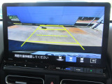 【リアカメラ】リバースに入れるだけで後方の映像が映ります。安全確認や、狭い駐車場での車庫入れ、雨の日や夜間など視界の悪い時に便利です。安全にバックする為には欠かせない装備です。