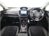 ■視界良好で運転しやすいコックピットです。シンプルで操作性の良いインパネ回りにデザインされ、SUBARUは安全性能に徹底的にまでこだわった視界設計を行っています。