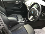 正規ディーラーのBMW専門メカニックが360&deg;納車前点検を徹底的にチェックいたします。点検整備料は車両価格に含まれ、法令12カ月点検が必要な場合も車両価格に含まれます。