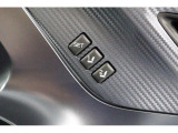 運転席のシートポジションを2か所記憶させることがシートメモリー機能が付いております。ボタンを押すと設定したシートポジションに自動で動きます♪