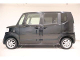 スライドドアは、通常のドアに比べて、車のボディに平行に開閉するので、開けてもスペースをとりません!狭いスペースでも乗り降り楽々です!