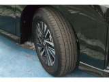 日産純正アルミホイール。タイヤサイズは205/60R16インチです。