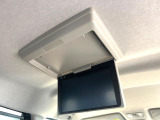 【フリップダウンモニター】大画面モニターで後席でもエンタメをお楽しみいただけます。小さなお子様にも大人気の装備です♪