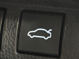 【パワーバックドア】スマートキーや運転席のボタンを押すだけでリアゲートが自動で開閉します!荷物を持っている時や、高い位置にあるバックドアを閉める際に便利な機能です♪