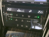 【左右独立型フルオートエアコン】運転席と助手席でそれぞれお好みの温度に設定可能。同乗者にも配慮した、快適な空調をお届け致します。