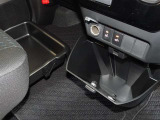 便利な収納ポケット、小物入れを各所に配置しています。シートヒーターも装備しています。